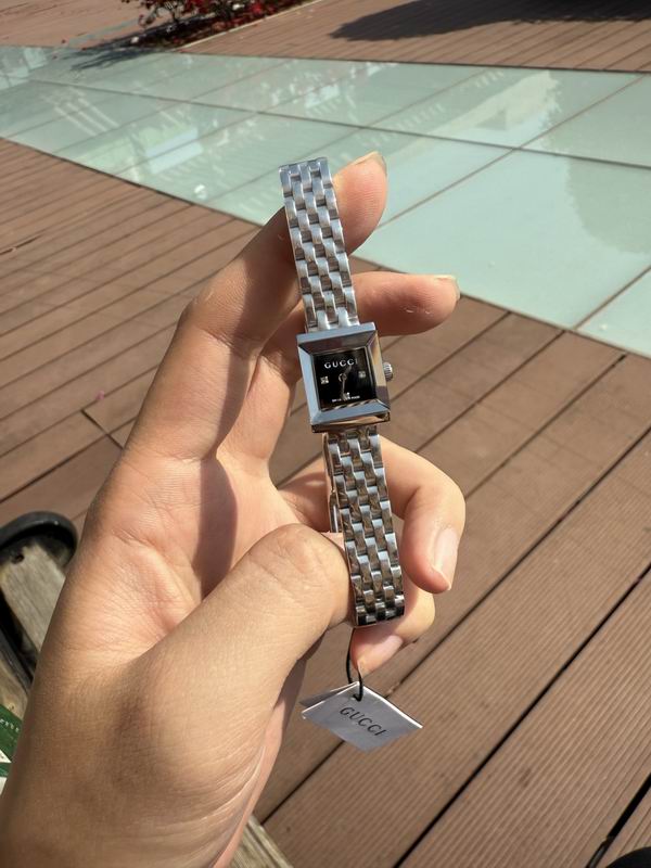 Gucci watch 042928